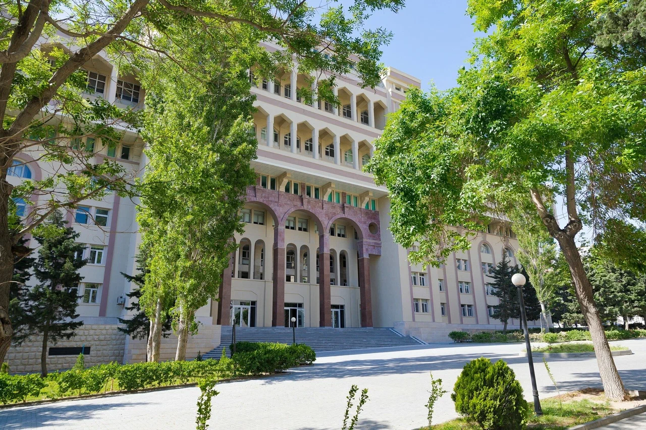 Azerbaycan Tip Universitesi Bahce